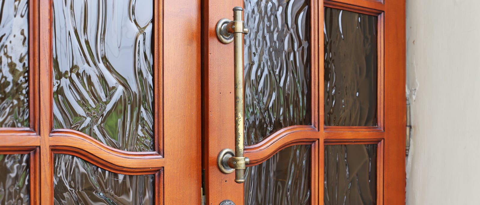 A closed paneled wooden door with a polished brass handle in a courthouse corridor